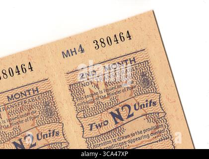 Buoni di razionamento benzina vintage del Regno Unito datati 1974 su sfondo bianco. Foto Stock