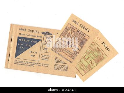 Buoni per il razionamento della benzina vintage e libro del Regno Unito datato 1974 su sfondo bianco. Foto Stock