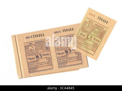 Buoni di razionamento benzina vintage del Regno Unito datati 1974 su sfondo bianco. Foto Stock