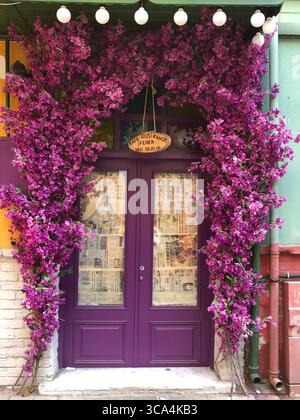 Le facciate colorate e illuminate dal sole di Balat a Istanbul, un affascinante labirinto di case storiche e vivace vita di strada. Foto Stock