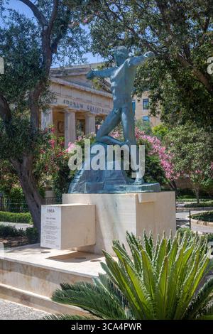 I giardini Barrakka inferiori a la Valletta, Malta. Statua in bronzo del mitico principe troiano "Enea" (Enea) di Ugo Attardi. Foto Stock