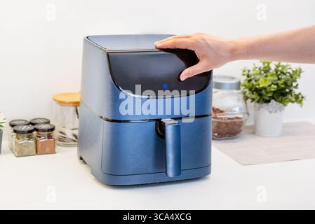 Friggitrice ad aria in cucina. Cibo sano Foto Stock