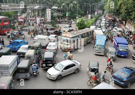 Dacca, Segunbagicha, Bangladesh. 6 agosto 2025. 6 Agust Dhaka, Bangladesh:.la vivace capitale del Bangladesh, è una città di cultura vivace, significato politico e promessa economica. Eppure, dietro l'energia e il movimento c'è un problema cronico che colpisce milioni di persone ogni giorno, "congestione del traffico.dalla mattina presto fino a tarda notte, le strade di Dacca rimangono intasate da automobili, autobus, risciò, motociclette e pedoni. Quello che dovrebbe essere un viaggio di 15 minuti spesso si trasforma in una frustrante prova di un'ora. Per quasi 2 milioni di abitanti della città, gli ingorghi stradali non sono solo una nuisa Foto Stock