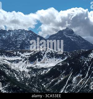 Splendido paesaggio alpino da Kasprowy Wierch con montagne innevate, profonde valli e la frizzante atmosfera invernale dei Tatra polacchi. Foto Stock