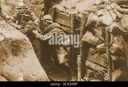 Guerra di trincea - soldati francesi nelle trincee - Stellungskrieg - Französische Soldaten in den Schützengräben - Guerre des tranchées - Soldats franais dans les tranchées Foto Stock