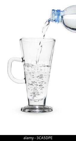 Versare l'acqua in un bicchiere con un manico conico e uno spesso codolo. Foto Stock