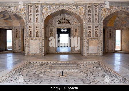 Il grande cortile interno e i palazzi del forte di Agra in Uttar Pradesh, India, mostrano la maestosa architettura moghul dell'epoca dell'imperatore Akbar. Foto Stock