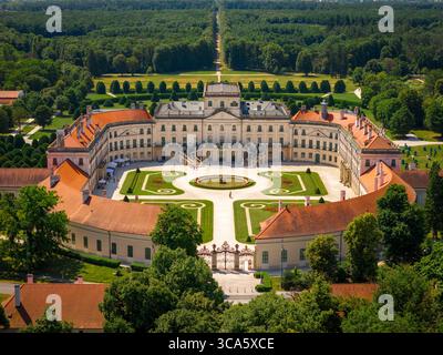 Foto aerea del castello di Esterhazy nella città di Ferton, nella campagna dell'Ungheria occidentale, in Europa. Foto Stock