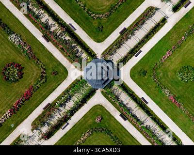 Foto aerea del castello di Esterhazy nella città di Ferton, nella campagna dell'Ungheria occidentale, in Europa. Foto Stock