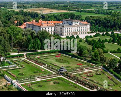 Foto aerea del castello di Esterhazy nella città di Ferton, nella campagna dell'Ungheria occidentale, in Europa. Foto Stock