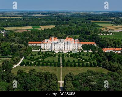 Foto aerea del castello di Esterhazy nella città di Ferton, nella campagna dell'Ungheria occidentale, in Europa. Foto Stock