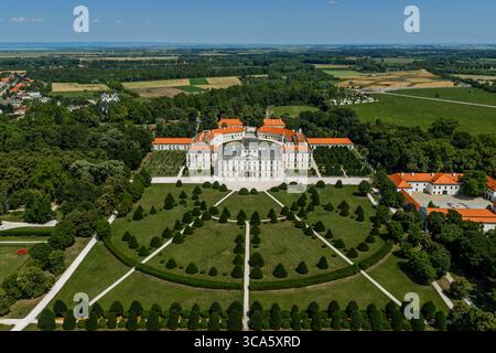 Foto aerea del castello di Esterhazy nella città di Ferton, nella campagna dell'Ungheria occidentale, in Europa. Foto Stock