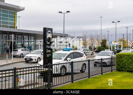 Aeroporto internazionale di Christchurch, taxi a noleggio privato e zona di prelievo auto Uber fuori dall'area degli arrivi dell'aeroporto, Canterbury, nuova Zelanda Foto Stock