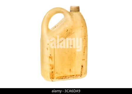 Il vecchio tanica in plastica o il carburante a carboni attivi di benzina possono essere isolati su sfondo bianco. Foto Stock