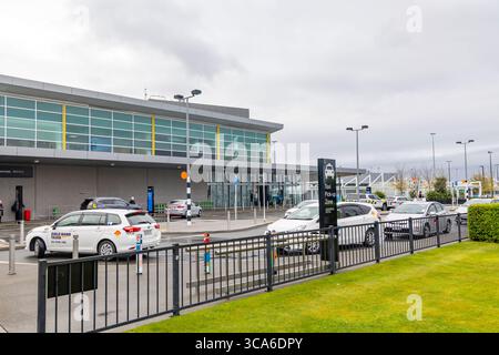 Aeroporto internazionale di Christchurch, zona di prelevamento auto Uber e taxi fuori dal terminal degli arrivi, Canterbury, South Island, nuova Zelanda Foto Stock