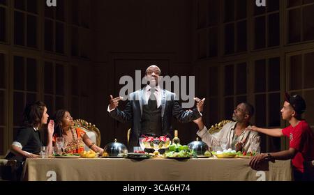 l-r: Michelle Bonnard (Dorita), Ayesha Antoine (Afreeka Organdy), Lucian Msamati (Toof), Wil Johnson (Organdy), Karl Queensborough (Gumper) in A WOLF in SNAKESKIN SHOES di Marcus Gardley al Tricycle Theatre, Londra NW6 14/10/2015 o 'The Gospel of Tartuffe' dopo Moliere compositori: Ben & Max Ringham direttore musicale: Mag Foto Stock