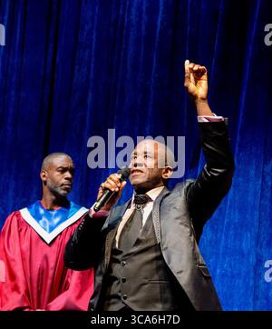 Gospel Singing - l-r: Wil Johnson, Lucian Msamati (Toof) in A WOLF in SNAKESKIN SHOES di Marcus Gardley al Tricycle Theatre, Londra NW6 14/10/2015 o 'The Gospel of Tartuffe' dopo Moliere compositori: Ben & Max Ringham direttore musicale: Nigel Lilley design: Tom Piper illuminazione: Paul Anderson coreografia & movimento: Coral Messam regista: Indhu Rubasingham Foto Stock