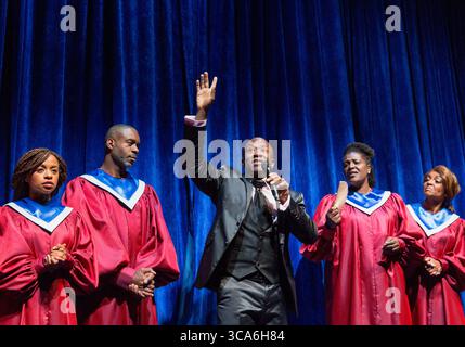 The Gospel Singers - dal centro: Lucian Msamati (Toof) Sharon D. Clarke, Sharon D. Clarke (Lady Toof), Adjoa Andoh (Peaches) in A WOLF in SNAKESKIN SHOES di Marcus Gardley al Tricycle Theatre, Londra NW6 14/10/2015 o 'The Gospel of Tartuffe' dopo Moliere compositori: Ben & Max Ringham direttore musicale: Nigel Lilley design: Tom Pioreal Moliere Foto Stock