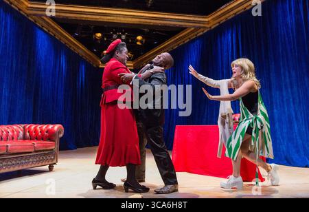 l-r: Sharon D. Clarke (Lady Toof), Lucian Msamati (Toof), Michelle Bonnard (Maxine) in A WOLF in SNAKESKIN SHOES di Marcus Gardley al Tricycle Theatre, Londra NW6 14/10/2015 o 'The Gospel of Tartuffe' dopo Moliere compositori: Ben & Max Ringham direttore musicale: Nigel Lilley design: Tom Piper direttore di illuminazione: Paul Anderson coreografia e movimento: Inbasham: Inbasham: Inbasgham Foto Stock