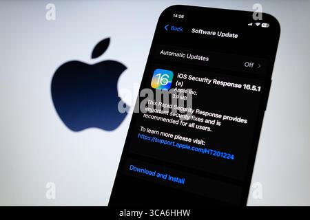 10 luglio 2023, Asuncion, Paraguay: Apple rilascia iOS Security Response 16.5.1 (a) su iPhone. Apple ha rilasciato aggiornamenti alle risposte Rapid Security per iOS 16.5.1 e iPadOS 16.5,1. "Apple è a conoscenza di un rapporto che indica che questo problema potrebbe essere stato attivamente sfruttato", afferma negli avvisi iOS e iPadOS quando descrive la vulnerabilità CVE-2023-37450 segnalata da un ricercatore anonimo sulla sicurezza. (Immagine di credito: © Andre M. Chang/ZUMA Press Wire) Foto Stock