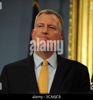 NEW YORK, NY - 12 GENNAIO: Conferenza stampa sulla pubblica sicurezza con il sindaco di New York Bill de Blasio, il giudice amministrativo capo Lawrence Marks e altri funzionari delle forze dell'ordine, avvocati e funzionari eletti, funzionari della città, nel tentativo di abbattere la violenza delle armi da fuoco, martedì ha svelato piani per dispiegare più di 200 detective, spendere milioni di dollari per esperti di DNA e istituire tribunali speciali per gestire casi di armi da fuoco. La nuova iniziativa criminale, denominata â€œProject Fast Track,â€, includerà una nuova divisione per la repressione della polizia di New York con l'ordine di intensificare gli sforzi contro bande armate e armi Foto Stock