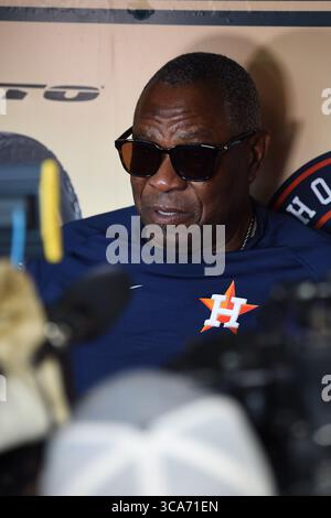 3 maggio 2023, Houston, Texas, Stati Uniti d'America: Il manager degli Houston Astros Dusty Baker Jr. (12) pone domande dai media prima della partita MLB tra i San Francisco Giants e gli Houston Astros, mercoledì 3 maggio 2023, al Minute Maid Park di Houston, Texas. I Giants sconfissero gli Astros 4-2. (Immagine di credito: © Tom Walko/ZUMA Press Wire) Foto Stock