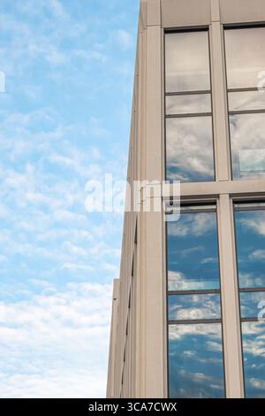 25 luglio 2025 Cork, Irlanda questo è un edificio che ha molte finestre, adagiato su un cielo blu Foto Stock