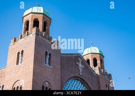 25 luglio 2025 Cork, Irlanda Un grande edificio in mattoni si erge sullo sfondo del cielo blu Foto Stock