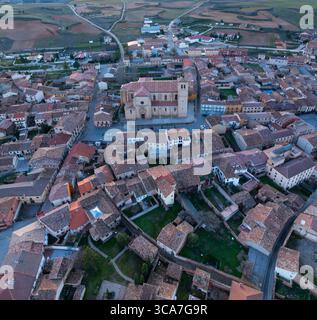 Vista aerea da un drone della Collegiata di Santa María del Mercado e del villaggio di Berlanga de Duero nella regione di Berlanga. Provincia di Foto Stock