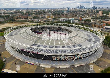 Immagine aerea del London Stadium, sede del West Ham United, con lo skyline di Londra sullo sfondo. Foto Stock