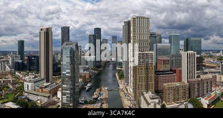 Ampia vista panoramica dello skyline di Canary Wharf e dei Docklands circostanti dall'alto del Tamigi. Foto Stock