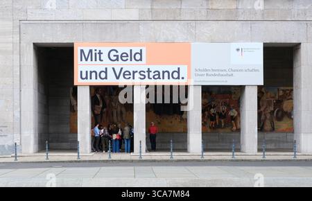Berlino, Germania, 11 ottobre 2023, poster presso il Ministero delle Finanze con l'iscrizione: "Con il denaro e la mente, creare opportunità. Il nostro Federal Bud Foto Stock