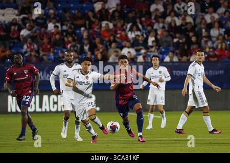 4 marzo 2023, Dallas, Texas, USA: Il centrocampista DELLA Galaxy Memo Rodriguez e il centrocampista del FC Dallas Edwin Cerrillo si battono per il possesso del pallone durante il primo tempo dell'incontro MLS tra FC Dallas e LA Galaxy al Toyota Stadium di Frisco, Texas, sabato 4 marzo 2023. (Immagine di credito: © Javier Vicencio/ZUMA Press Wire) Foto Stock
