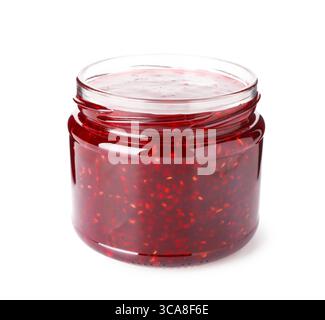 Marmellata dolce di lamponi in vaso di vetro isolato su bianco Foto Stock
