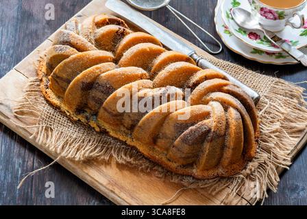 Torta zebra al cioccolato e arancia con burro al latte Foto Stock