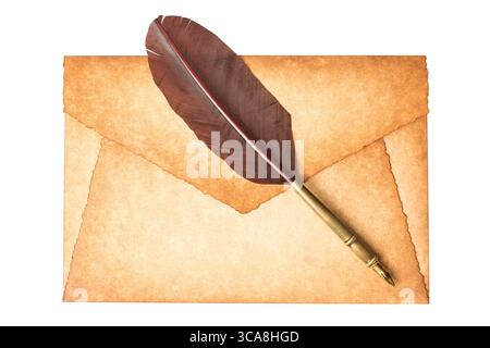 Vecchia lettera di busta bruciata vintage con penna in piuma d'oca isolata su sfondo bianco. Foto Stock