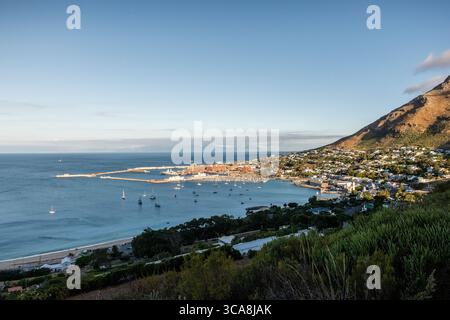Simon's Town. Le acque di False Bay, affacciate sul panorama di Simon's Town con le sue spiagge, il vivace villaggio e la base navale. Foto Stock