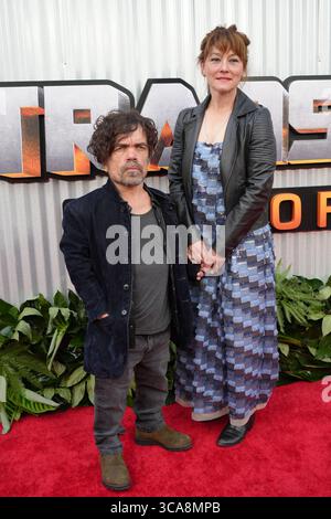 5 giugno 2023, New York, NY, Stati Uniti d'America: PETER DINKLAGE e la moglie ERICA SCHMIDT partecipano alla prima di New York Transformers Rise of the Beasts, The Kings Theater. (Immagine di credito: © Sonia Moskowitz Gordon/ZUMA Press Wire) Foto Stock