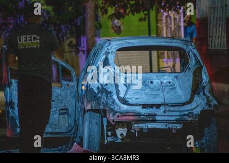 L'investigatore legale indaga un veicolo carbonizzato in mezzo a un'ondata di violenza urbana a Ciudad Juarez. Foto Stock