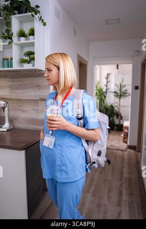 Il giovane medico in gravidanza si sta preparando per il lavoro Foto Stock