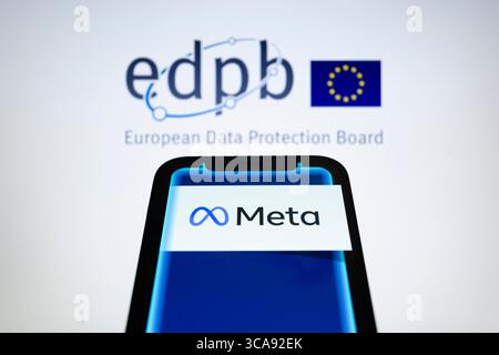 22 maggio 2023, Asuncion, Paraguay: Il logo delle piattaforme Meta viene visualizzato su uno smartphone retrocesso dal logo EDPB. "A seguito della decisione vincolante di risoluzione delle controversie adottata dall'EDPB il 13 aprile 2023, Meta Platforms Ireland Limited (Meta IE) è stata multata di 1,2 miliardi di euro a seguito di un'indagine condotta sul suo servizio Facebook da parte dell'autorità irlandese per la protezione dei dati (IE DPA). Questa multa, che è la più grande ammenda del GDPR mai applicata, è stata imposta per i trasferimenti di dati personali da parte di Meta agli Stati Uniti sulla base delle clausole contrattuali standard (CSSC) dal 16 luglio 2020. Inoltre, a Meta è stato ordinato di portare i suoi dati Foto Stock