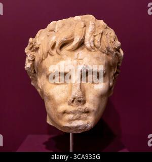 2 luglio 2023: Ritratto scultoreo dell'imperatore Augusto del i secolo d.C., dall'antica città di Efeso, nel Museo Archeologico Selcuk il 2 luglio 2023. Cesare Augusto, noto anche come Ottaviano, fu il fondatore dell'Impero Romano; regnò come primo imperatore romano dal 27 a.C. fino alla sua morte nel 14 d.C. Efeso era una città dell'antica Grecia sulla costa della Ionia, 3 chilometri a sud-ovest dell'attuale Selcuk nella provincia di Smirne, in Turchia. (Immagine di credito: © Tolga Ildun/ZUMA Press Wire) Foto Stock