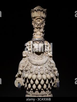 2 luglio 2023: Ritratto scultoreo della grande statua di Artemide del i secolo d.C., dall'antica città di Efeso, nel Museo Archeologico Selcuk il 2 luglio 2023. Nella religione e nella mitologia greca antica, Artemide è la dea della caccia, della natura selvaggia, degli animali selvatici, della natura, della vegetazione, parto, cura dei bambini e castità. Efeso era una città dell'antica Grecia sulla costa della Ionia, 3 chilometri a sud-ovest dell'attuale Selcuk nella provincia di Smirne, in Turchia. (Immagine di credito: © Tolga Ildun/ZUMA Press Wire) Foto Stock