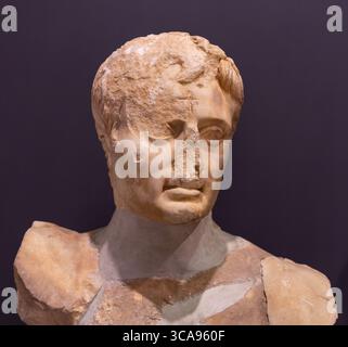 2 luglio 2023: Ritratto scultoreo dell'imperatore Augusto del i secolo d.C., dall'antica città di Efeso, nel Museo Archeologico Selcuk il 2 luglio 2023. Cesare Augusto, noto anche come Ottaviano, fu il fondatore dell'Impero Romano; regnò come primo imperatore romano dal 27 a.C. fino alla sua morte nel 14 d.C. Efeso era una città dell'antica Grecia sulla costa della Ionia, 3 chilometri a sud-ovest dell'attuale Selcuk nella provincia di Smirne, in Turchia. (Immagine di credito: © Tolga Ildun/ZUMA Press Wire) Foto Stock