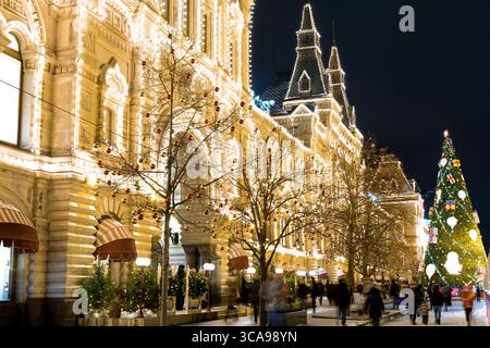 Negozio DI GOMME illuminato con albero di Natale nel centro di Mosca vicino alla Piazza Rossa e al Cremlino durante il periodo natalizio di notte. Foto Stock