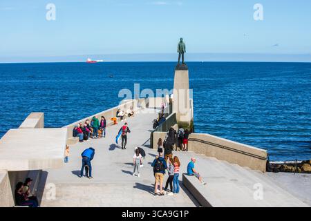 una folla di persone sul molo Foto Stock