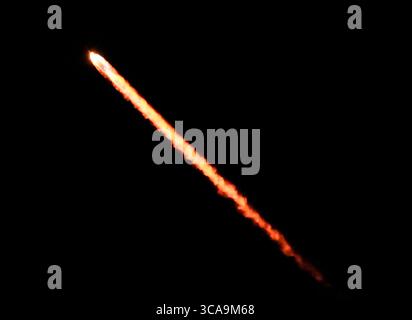 SpaceX lancia una missione Starlink martedì mattina presto alle 2:37 attraverso la costa occidentale dalla base spaziale di Vandenberg. Simi Valley CA, 22 agosto 2023. Il lancio di Space-X è stato ritardato di alcuni giorni dal passaggio dell'uragano Hilary. Foto di Gene Blevins/ZUMAPRESS) (immagine di credito: © Gene Blevins/ZUMA Press Wire) Foto Stock