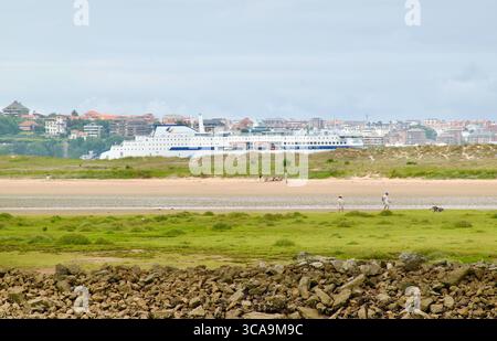 RO/RO Brittany Ferries nave passeggeri Santona che lascia il porto e la baia di Santander diretta a Portsmouth Somo Ribamontan al Mar Cantabria Spagna Europa Foto Stock