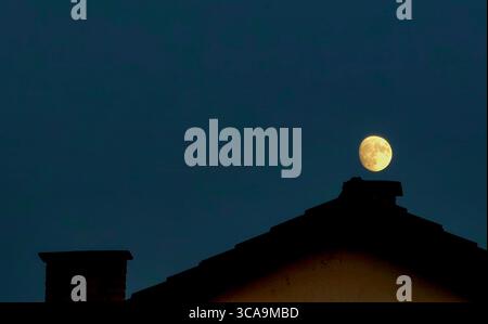 Moon Over the Chimney – quasi piena Foto Stock