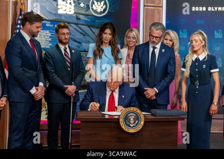 Washington, Stati Uniti d'America. 5 agosto 2025. Washington, Stati Uniti d'America. 5 agosto 2025. Il presidente degli Stati Uniti Donald Trump, centro, firma un ordine esecutivo creando una task force per le Olimpiadi di Los Angeles 2028 presso il South Court Auditorium dell'Eisenhower Executive Office Building della Casa Bianca, 5 agosto 2025 a Washington, DC Credit: Emily Higgins/White House Photo/Alamy Live News Foto Stock